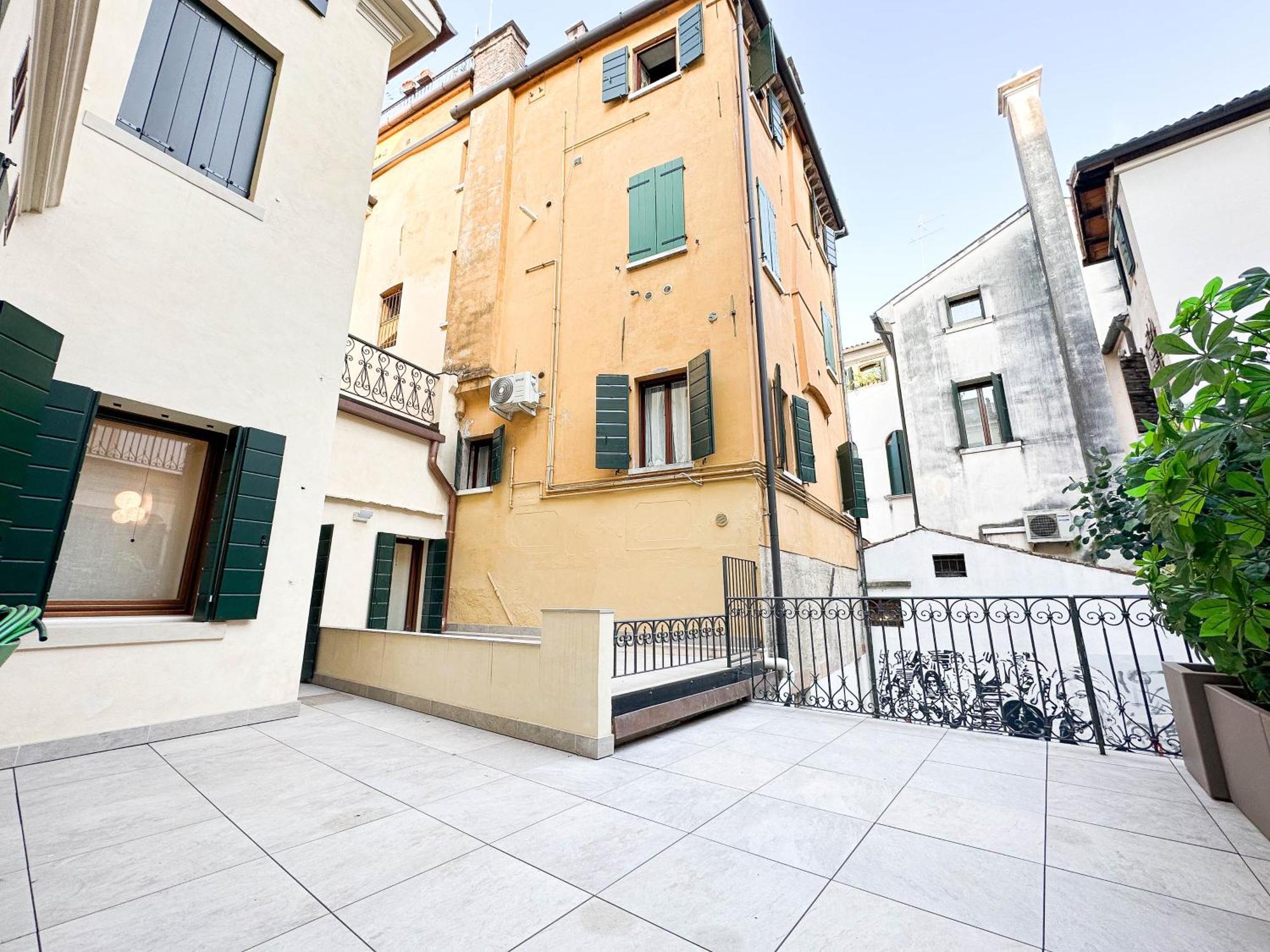 Exclusive Renovated Flats In The Heart Of Treviso Apartment Exterior photo